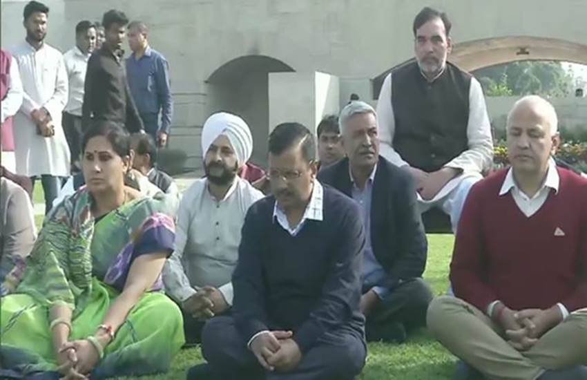  राजघाट के बजाए केजरीवाल बस्तियों में जाते तो अपनी पार्टी के पार्षद का घर भी देखते और उन्हें पार्टी से निलंबित करने का कदम नहीं उठाते। 
