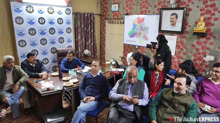 अरविंद केजरीवाल पार्टी के बड़े नेताओं के साथ अपने कार्यालय में सीटों के रुझान देखते हुए।