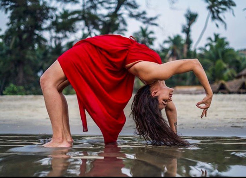 Aashka Goradia, Actress Aashka Goradia, Aashka Goradia Hot Yoga, Aashka Goradia Red and Black Hot Look, Aashka Goradia Yoga Posture, Aashka Goradia, Aashka Goradia Yogasan Guru, entertainment news, bollywood news