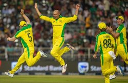 SA vs AUS 1st T20I: एश्टन अगर ने 24 रन पर झटके 5 विकेट, दक्षिण अफ्रीका को मिली सबसे बड़ी हार