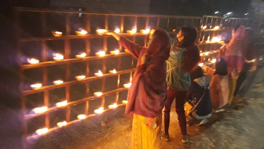 बोडो समझौते के लिए कोकराझार में लोगों ने केंद्र सरकार और पीएम मोदी के लिए अपनी खुशी जाहिर करते हुए गुरुवार को सड़कों और गलियों में मिट्टी के दीए जलाए।