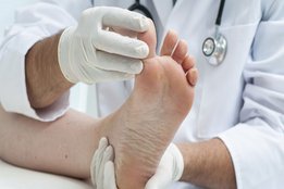 Diabetes, diabetes causes, diabetes treatment, diabetes diet, diabetes level, diabetes prevention, diabetes types, diabetes symptoms, atheletes foot, atheletes foot disease, atheletes foot in hindi, atheletes foot communicable disease, communicable diseaes, fungal diseases, atheletes foot fungal disease, atheletes foot symptoms, atheletes foot patients, atheletes foot treatment, atheletes foot precautions, tips for diabetic patients, atheletes foot in hindi, daad, pairon ke daad, pairon ke daad ke upchaar, pairon ke daad ke lakshan, vinegar benefits, health tip, health report