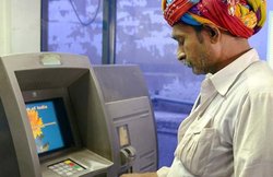 ATM withdrawal: अब एटीएम से कैश निकालना हो सकता है और महंगा, RBI से बोले ऑपरेटर्स- हमारा कारोबार डूब रहा