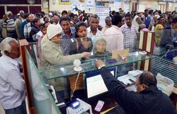 बैंक ने मनमर्जी से काट लिए पैसे, या किया जा रहा परेशान? बैंकिंग लोकपाल से करें शिकायत, मिलेगा समाधान