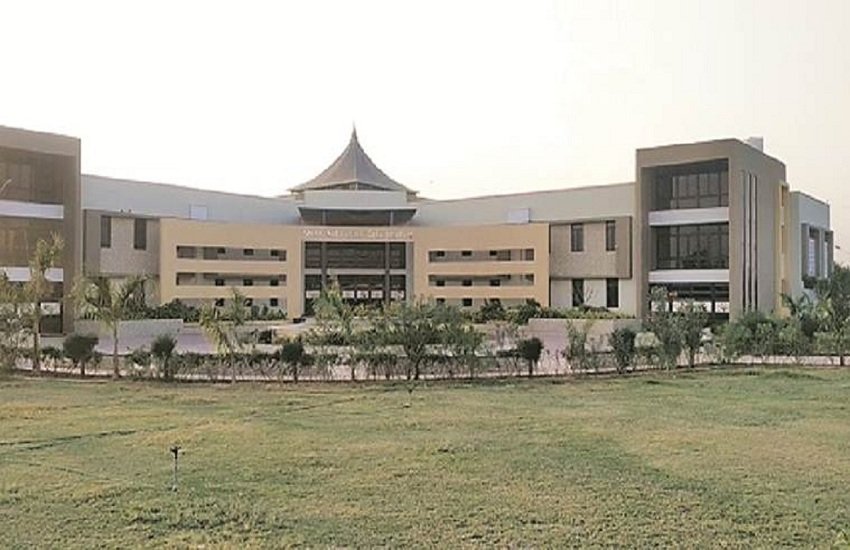 भुज में श्री सहजानंद बालिका संस्थान। (Express)