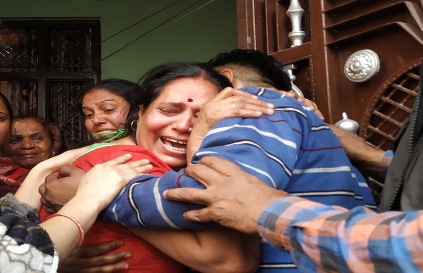 आईबी ऑफिसर के परिवार के सदस्य। फोेटो: Indian Express/Twitter/Abhishek Angad