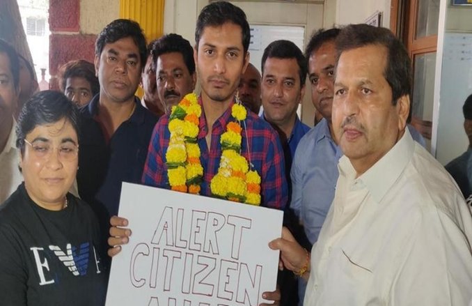 CAA के खिलाफ बोलने वाले को पहुंचा दिया था थाने, भाजपा ने कैब ड्राइवर को किया सम्मानित