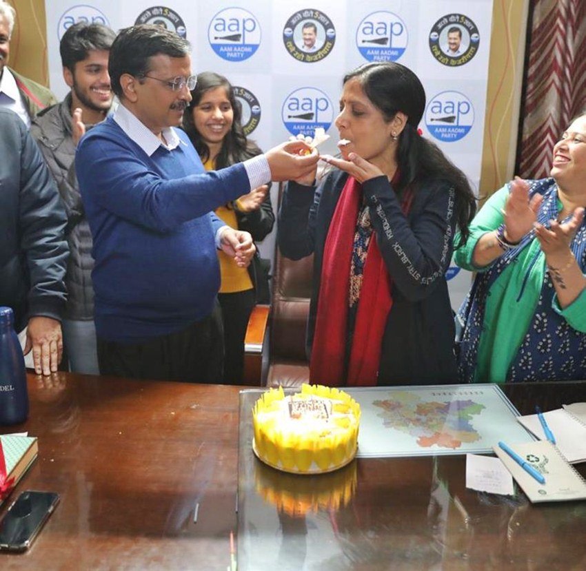 11 फरवरी अरविंद केजरीवाल के लिए सिर्फ मतगणना का दिन ही नहीं था। आज उनकी पत्नी सुनीता का जन्मदिन भी है। केजरीवाल ने पत्नी को केक खिला कर उन्हें बधाई दी।