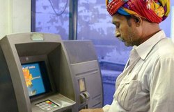 ATM से पैसे निकालने जा रहे हैं? कोरोना वायरस से बचना है तो भूलकर भी न करें ये गलती!