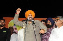 Navjot Singh Sidhu, Cong keeping close watch on Sidhu, Aam Aadmi Party, Delhi Chief Minister Arvind Kejriwal, punjab news