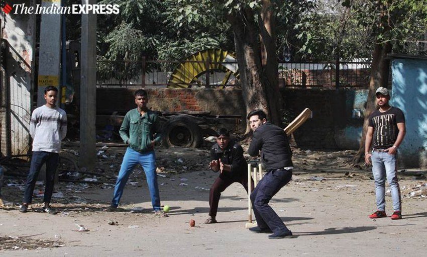 आम आदमी पार्टी के राघव चड्ढा भी नतीजों से पहले क्रिकेट खेल चुनाव की थकान मिटाते दिखे। (Express photo: Prem Nath Pandey)