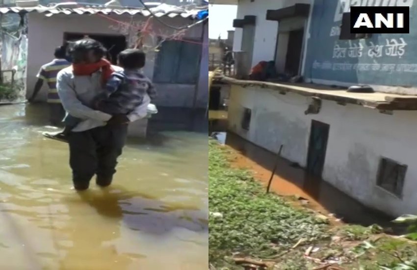 परिवार प्रशासन की अनदेखी के कारण जल समाधि लेने को मजबूर है। (pc -ANI)