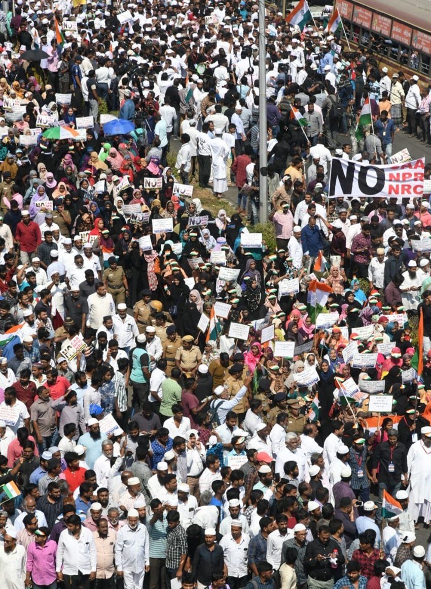 इसके बाद हजारों की संख्या में इन लोगों ने सचिवालय की ओर मार्च निकाला।