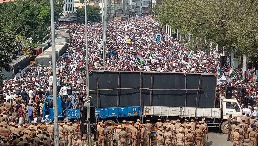 इस पदयात्रा में बड़ी संख्या में सामाजिक संस्थाओं और मुस्लिम समाज के लोगों ने हिस्सा लिया। इस विशाल मार्च के बीच लोगों ने सड़कों पर राष्ट्रगान भी गाया।
