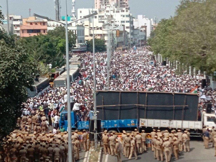 सचिवालय की ओर इन प्रदर्शनकारियों के मार्च के कारण शहर में बड़ी संख्या में सुरक्षाबलों के जवान तैनात रहे।
