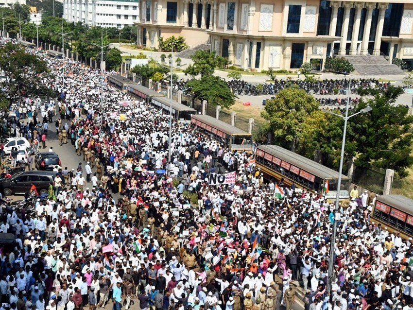 नागरिकता संशोधन कानून (सीएए), नैशनल रजिस्टर ऑफ सिटिजंस (एनआरसी) और नैशनल पॉप्युलेशन रजिस्टर (एनपीआर) की प्रक्रिया को वापस लेने की मांग करते हुए सरकार के खिलाफ जमकर नारेबाजी की।