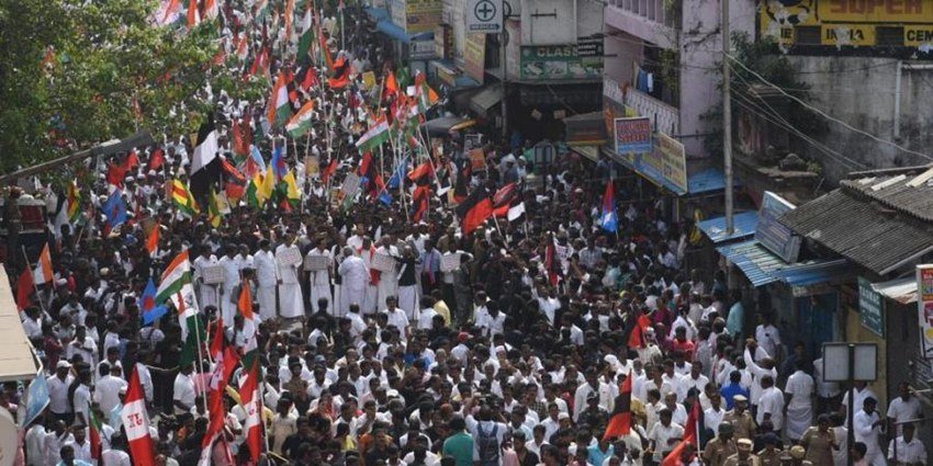 दिल्ली के शाहीन बाग (Shaheen Bagh) की ही तरह चेन्नई में भी महिलाएं सीएए, एनआरसी और एनपीआर का विरोध कर रही हैं।