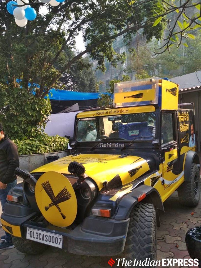 इसी गाड़ी से अरविंद केजरीवाल रोड शो करेंगे। अपने रोड शो में अरविंद दिल्ली की जनता का उनमें दोबारा विश्वास जताने के लिए ध्नयवाद कहेंगे। (Express photo: Sourav Roy Barman)