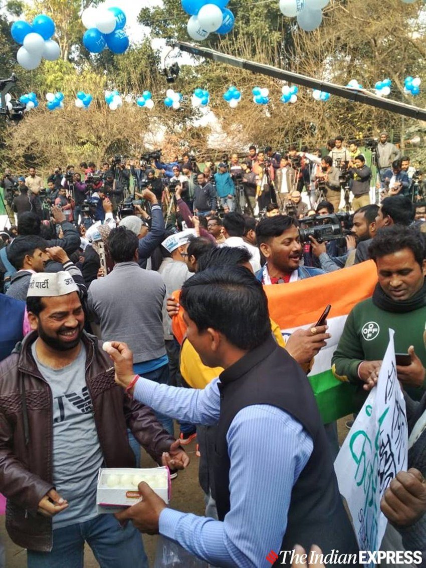 AAP के सदस्यों ने मिठाईयां बांट कर अपनी जीत की खुशी का इजहार किया। (Express photo: Sourav Roy Barman)