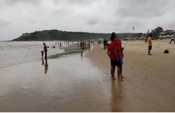 बीच पर सरेआम संबंध बनाने लगा कपल, पुलिस ने हथकड़ी पहनाई तो भी नहीं रुके, हुई कार्रवाई