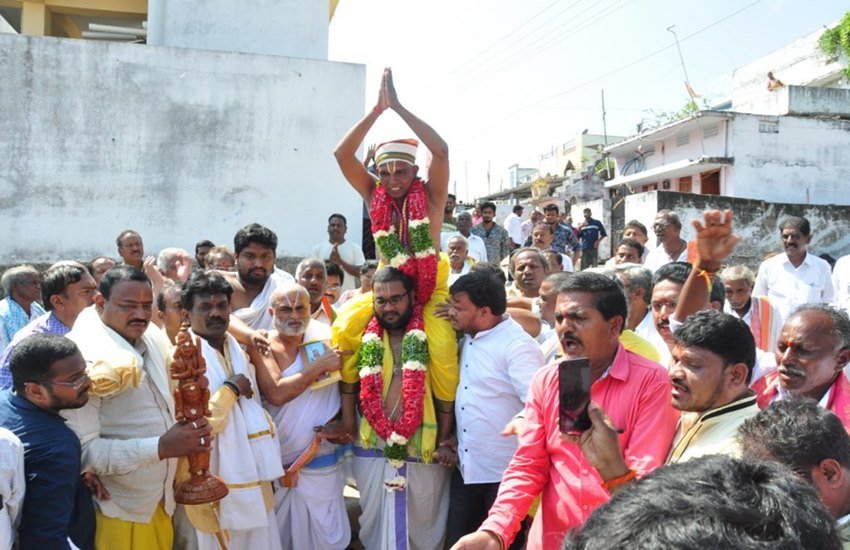 दलित व्यक्ति को कंधे पर उठाकर मंदिर में ले जाते पुजारी। (Photo: vsktelangana.org)