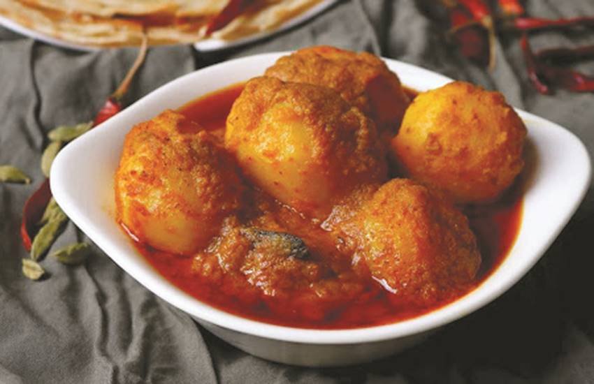 दम आलू रसेदार आलू का ही एक रूप है। 