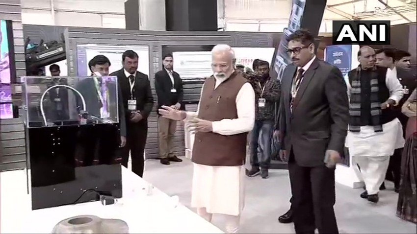 डिफेंस एक्सपो में मौजूद एक्सपर्ट्स ने प्रधानमंत्री नरेंद्र मोदी को हथियारों के बारे में जानकारी दी।