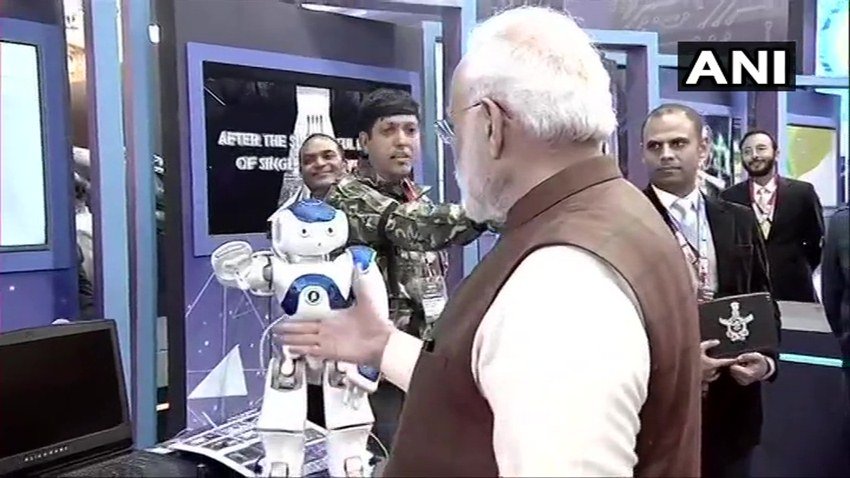 पीएम मोदी ने देश की रक्षा जरूरतों और चुनौतियों पर कहा कि तकनीक का गलत इस्तेमाल हो और टेररिज्म हो या फिर साइबर खतरा, ये पूरे विश्व के लिए एक बड़ी चुनौती है। (All Photos: ANI)