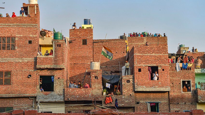 चांदबाग में ही जुबैर का दो कमरों का मकान है। माहौल को देखते हुए जुबैर के छोटे भाई ने परिवार सहित खुद को घर मे कैद रखा है। घर में मौजूद बूढ़ी मां बाहर किसी भी तरह की आहट सुनती है तो डर जाती है। मोहल्ले के बच्चे बार-बार पर्दों से घर के अंदर झांकने की कोशिश कर रहे हैं।