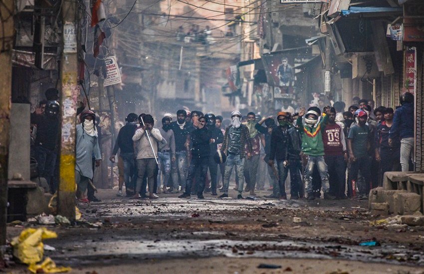 Delhi Violence: देश की राजधानी दिल्ली के कुछ इलाके पिछले तीन दिनों से साम्प्रदायिक हिंसा की आग में जल रहे हैं। उत्तर पूर्वी दिल्ली के इन इलाकों में बवाल तो शुरू हुआ नागरिकता संशोधन कानून को लेकर लेकिन देखते देखते इसने साम्प्रदायिक हिंसा का रंग ले लिया। इस हिंसा में अब तक 21 लोगों की मौत हो चुका है। वहीं कई गंभीर रूप से घायल हैं। इस हिंसा में घायलों और मारे गए लोगों के परिजनों ने जो हाल बयां किया वो किसी को भी विचलित कर सकता है। इस हिंसा में किसी के चेहरे पर गोली मार दी गई तो किसी के सिर में उपद्रवियों ने ड्रिल ही कर दिया।