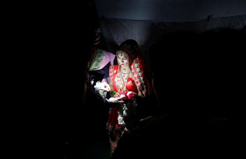 सावित्री के पिता ने समाचार एजेंसी रॉयटर्स को बताया कि उन्होंने बेटी की शादी तय समय पर करने की ठानी तो उनके मुस्लिम पड़ोसियों ने भी साथ दिया।