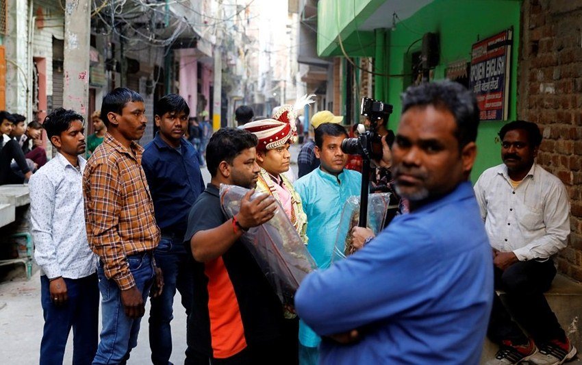 भोले प्रसाद ने बताया कि, 'वो इस इलाके में सालों से बिना किसी खतरे के प्रेम से रह रहे हैं। उन्होंने कहा कि पता नहीं ये कौन लोग हैं जो हिंसा कर रहे हैं। यहां के हिंदू औऱ मुसलमान परिवार तो मिलजुलकर साथ रहते आए हैं।'