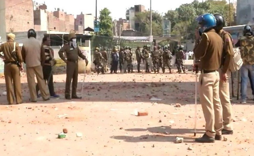 जाफराबाद-मौजपुर इलाके में हुई इस हिंसा के मद्देनजर भारी संख्या में सुरक्षाबलों की तैनाती की गई है।