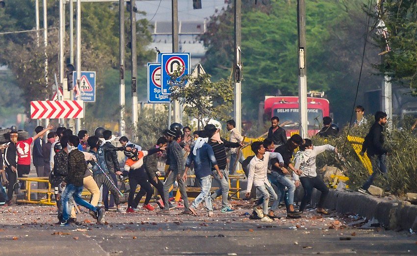 हमले के बाद जुबैर का भाई और परिवार वाले अब तक उससे मिल नहीं पाए हैं। उन्हें डर है कि अगर वह घर से निकले तो उनपर भी हमला ना हो जाए। जब लोग उससे पुलिस में शिकायत करने की अपील करते हैं तो वह झल्ला उठता है। जुबैर के भाई ने अपना नाम जाहिर ना करने की शर्त पर कहा कि, 'किसके खिलाफ शिकायत करूं? भीड़ के? हम बहुत छेटो लोग हैं..हमे प्रदर्शन से कोई मतलब नहीं है। अब हमें इसमें घसीट लिया गया है। अब ये खुद को बचानी की लड़ाई साबित हो रही है।'