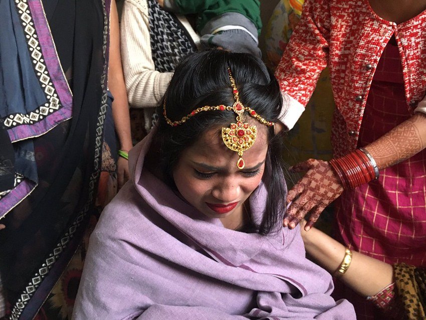 उत्तर पूर्वी दिल्ली में साम्प्रदायिक हिंसा की आग ने 38 जिंदगियां लील ली। इस हिंसा के निशान वहां की सड़कों और गलियों पर अपनी खौफनाक कहानी सुना रहे हैं। इस हिंसा के बीच चांदबाग के मुस्लिम बाहुल्य इलाके में एक हिंदू परिवार की बेटी अपने ही घर में बैठ कर बाहर हो रही हिंसा देख रो रही थी। आज (25 फरवरी) इस लड़की की शादी होनी थी। माहौल को देखते हुए घर में शादी कैंसिल करने की बात चल रही थी। 23 साल की सावित्री के बाहर हो रहे दंगों के शोर और खबरें सुन आंसू नहीं रुक रहे थे। (All Photos: Reuters)