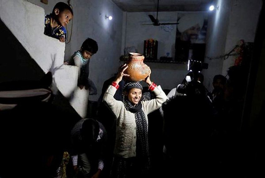 शादी में मोहल्ले के मुसलमानों ने बढ़-चढ़कर हिस्सा लिया और नवविवाहित जोड़े को खूब आशीर्वाद भी दिया।