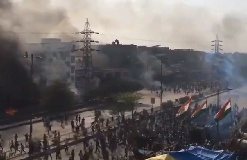 इस तस्वीर में सीएए के समर्थन में उतरे कुछ लोग सीएए का विरोध कर रहे एक शख्स को लाठी-डंडों से पीट रहे हैं।