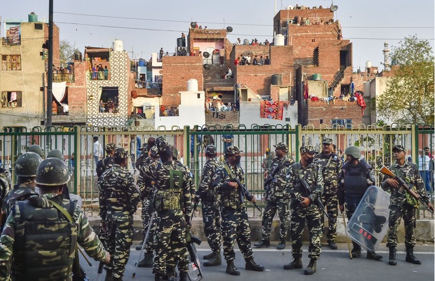 इस तस्वीर पर सोशल मीड‍िया पर लोग लिख रहे हैं कि क्या ऐसे ही भारत की कल्पना की गई थी। लोग लिख रहे हैं कि नफरत के सामने हिंदुस्तान की आत्मा दम तोड़ रही है।