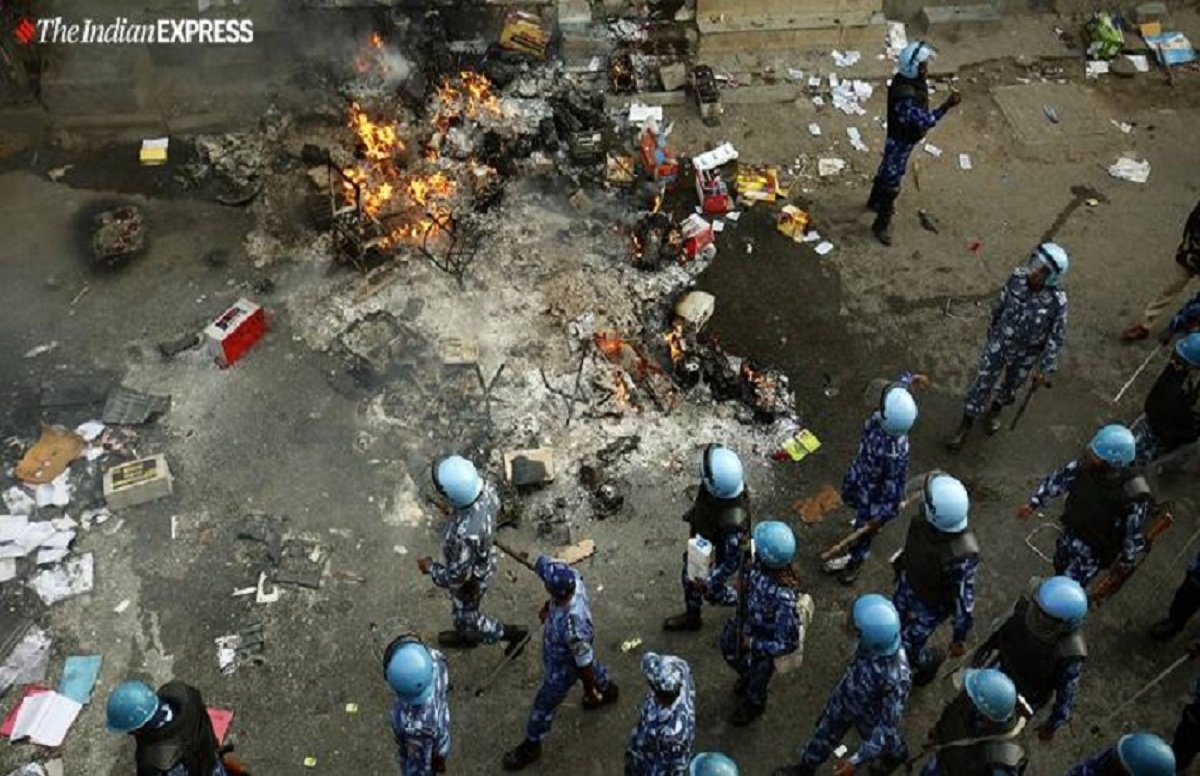 दिल्ली में कानून व्यवस्था बहाल करने के लिए मंगलवार को दिल्ली के सीएम अरविंद केजरीवाल और देश के गृहमंत्री अमित शाह के बीच बैठक हुई। इस घटना के बाद से पुलिस सक्रिय है और किसी भी अफवाह पर ऐतबार नहीं करने की हिदायत दी है।