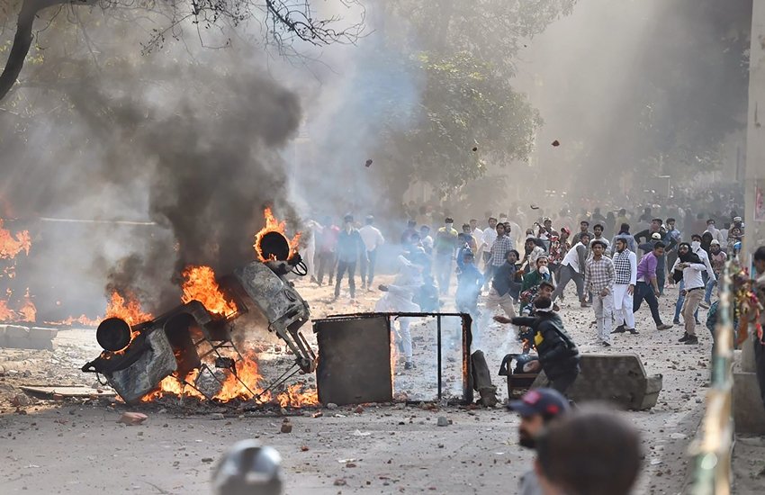 Pro and anti-CAA protesters clash