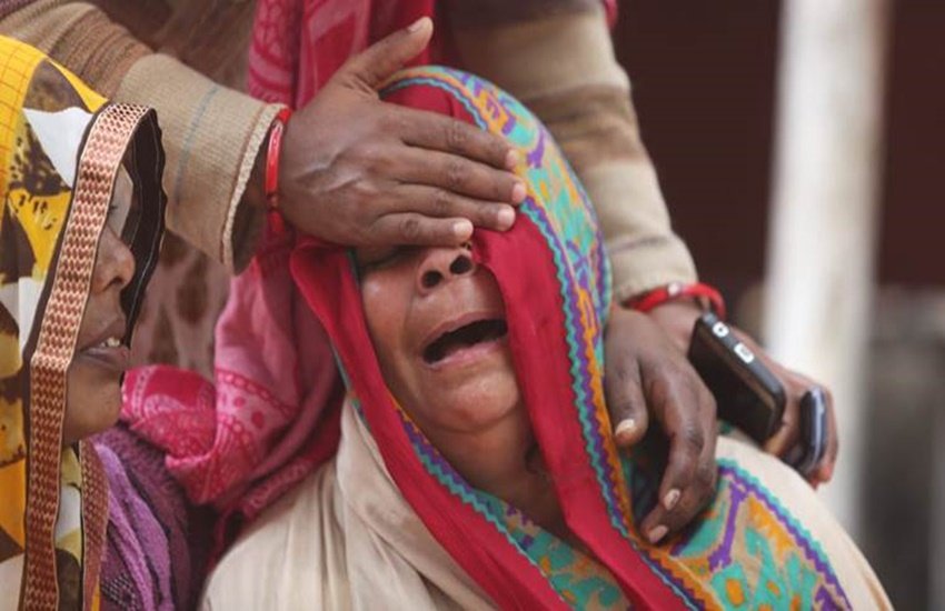 राहुल सोलंकी के परिजन रोते-बिलखते नजर आए। फोटो सोर्स - (Express Photo: Gajendra Yadav)