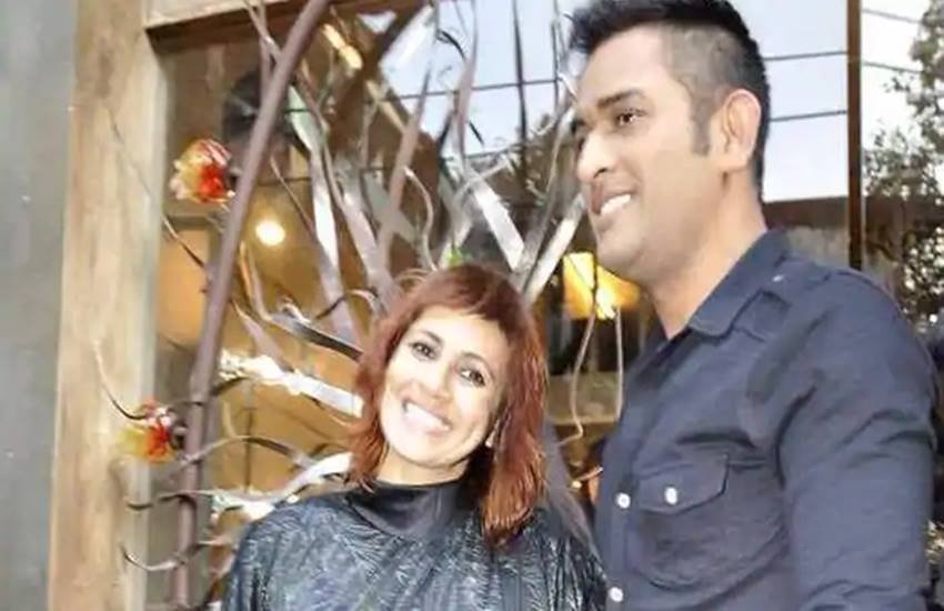 अपनी हेयरस्टाइलिस्ट के साथ महेंद्र सिंह धोनी