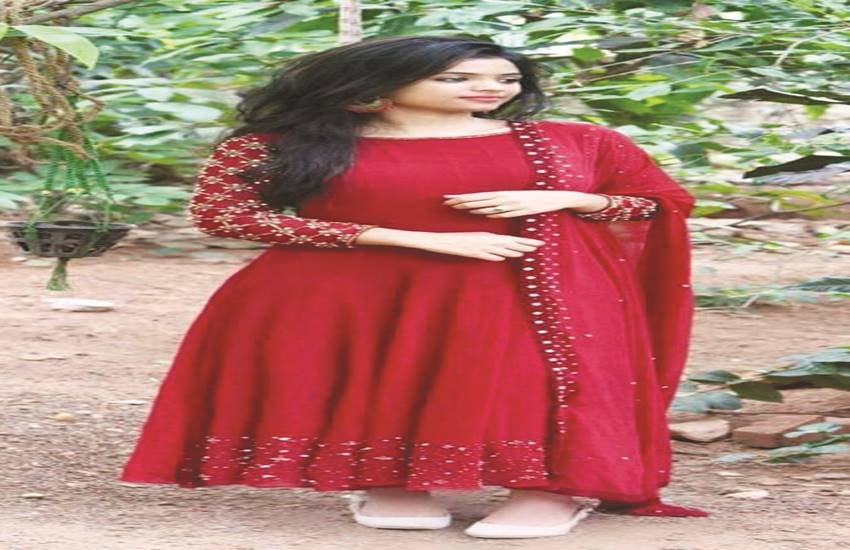 आज भी हरेक उम्र और तबके की महिलाओं की पहली पसंद सलवार-सूट होता है।