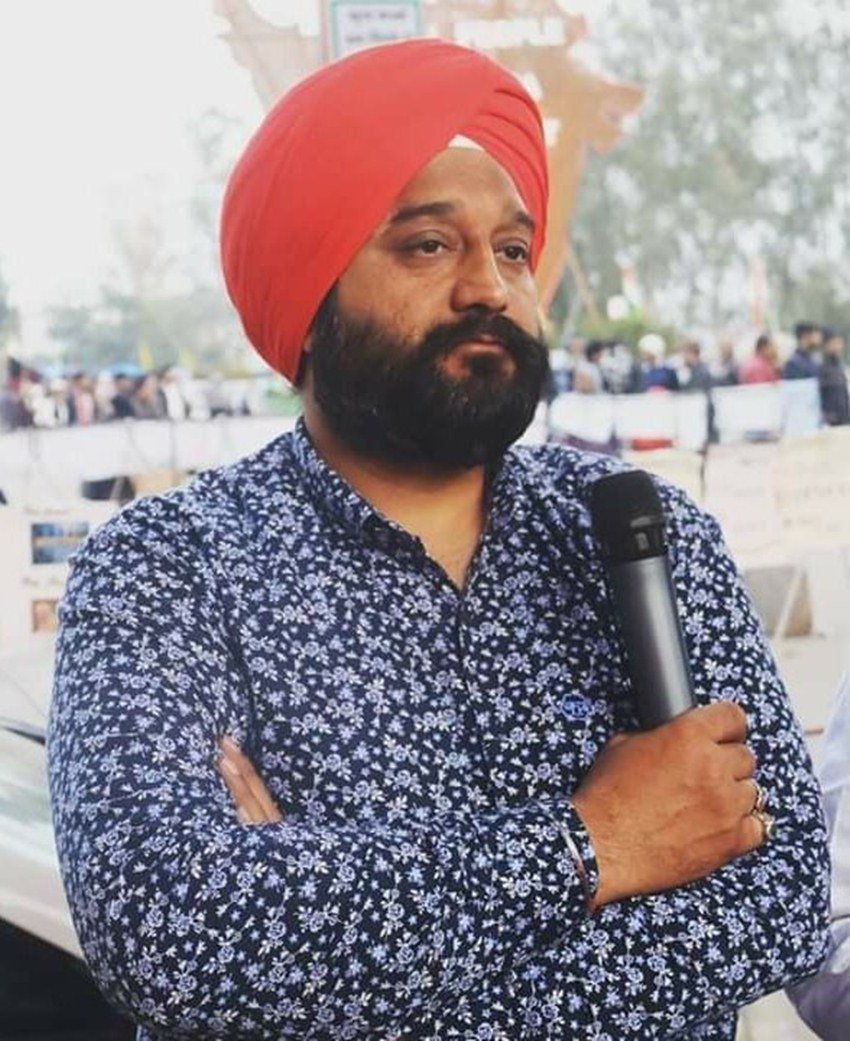 डीएस बिंद्रा दिल्ली के ही कड़कड़डूमा कोर्ट में एडवोकेट हैं। वह पत्नी और दो बच्चों के साथ दिल्ली में ही रहते हैं।