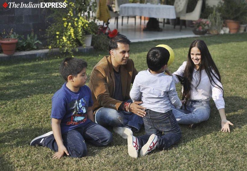 कस्तूरबा नगर से कांग्रेस प्रत्याशी अभिषेक दत्त अपने परिवार के साथ क्वालिटी टाइम स्पेंड करते दिखे। (Express photo by Abhinav Saha)