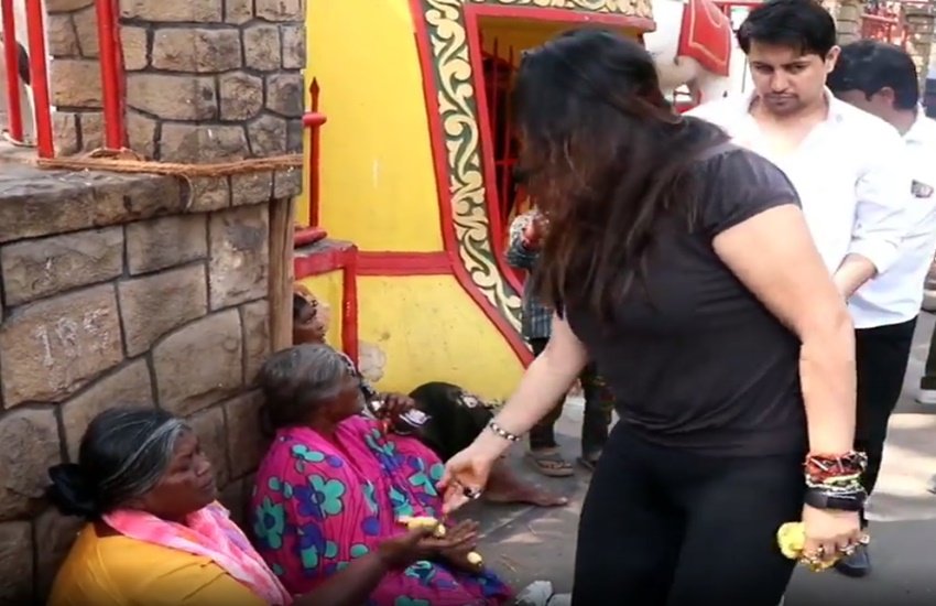 Ekta Kapoor, ekta kapoor video, kapoor trolled,ekta kapoor video viral, ekta kapoor throwing bananas to poor, ekta ekta kapoor video, television queen, एकता कपूर, एकता कपूर का वीडियो हुआ वायरल, एकता कपूर हुईं ट्रोल,