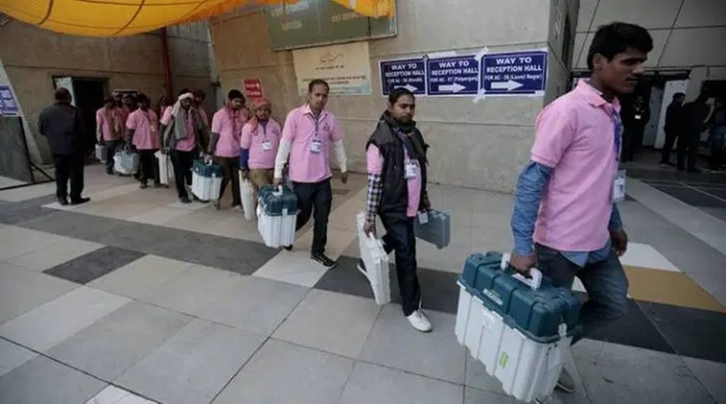 शनिवार को दिल्ली विधानसभा चुनाव के लिए मैदान में उतरे उम्मीदवारों की किस्मत ईवीएम में कैद हो गई। (Express Photo by Praveen Khanna)