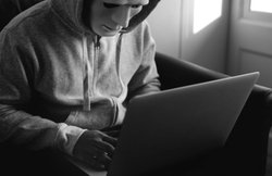 UPI से हो रही करोड़ों की ठगी, KYC और फूड डिलीवरी ऐप पर रिफंड का हवाला देकर लोगों के अकाउंट से पैसे उड़ा रहे जालसाज