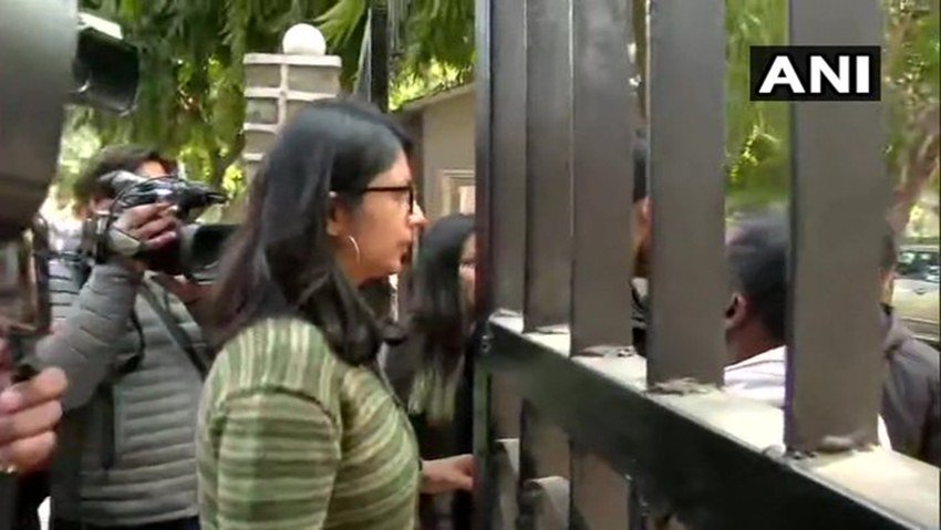 दिल्ली महिला आयोग की अध्यक्ष स्वाती मालीवाल भी सोमवार को छात्राओं से मिलने गार्गी कॉलेज पहुंची।