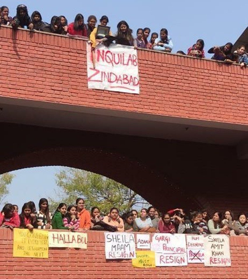 लड़कियों ने कॉलेज प्रशासन के खिलाफ भी मोर्चा खोल दिया है।